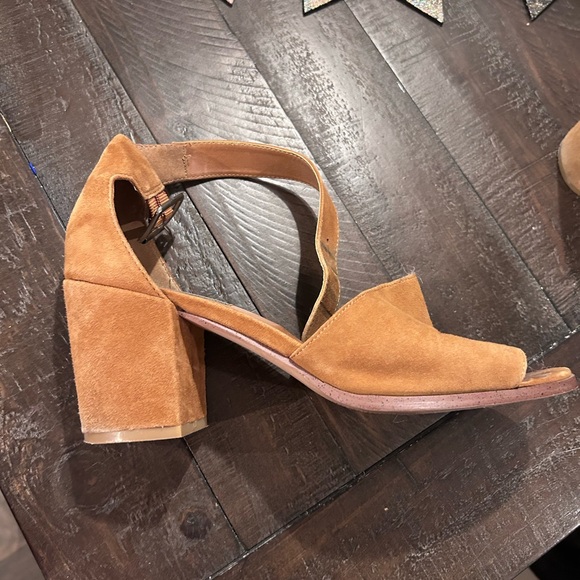 Worn Steve Madden tan short heels. Buckle straps with scuffs. - Picture 4 of 8
